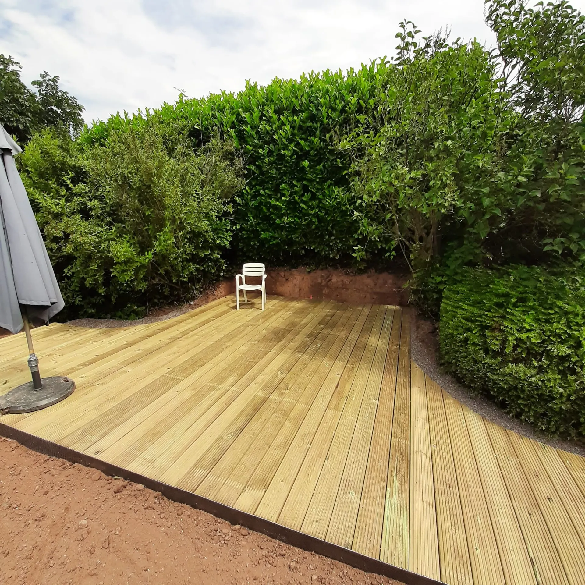 Terrasse en bois aménagée dans un jardin